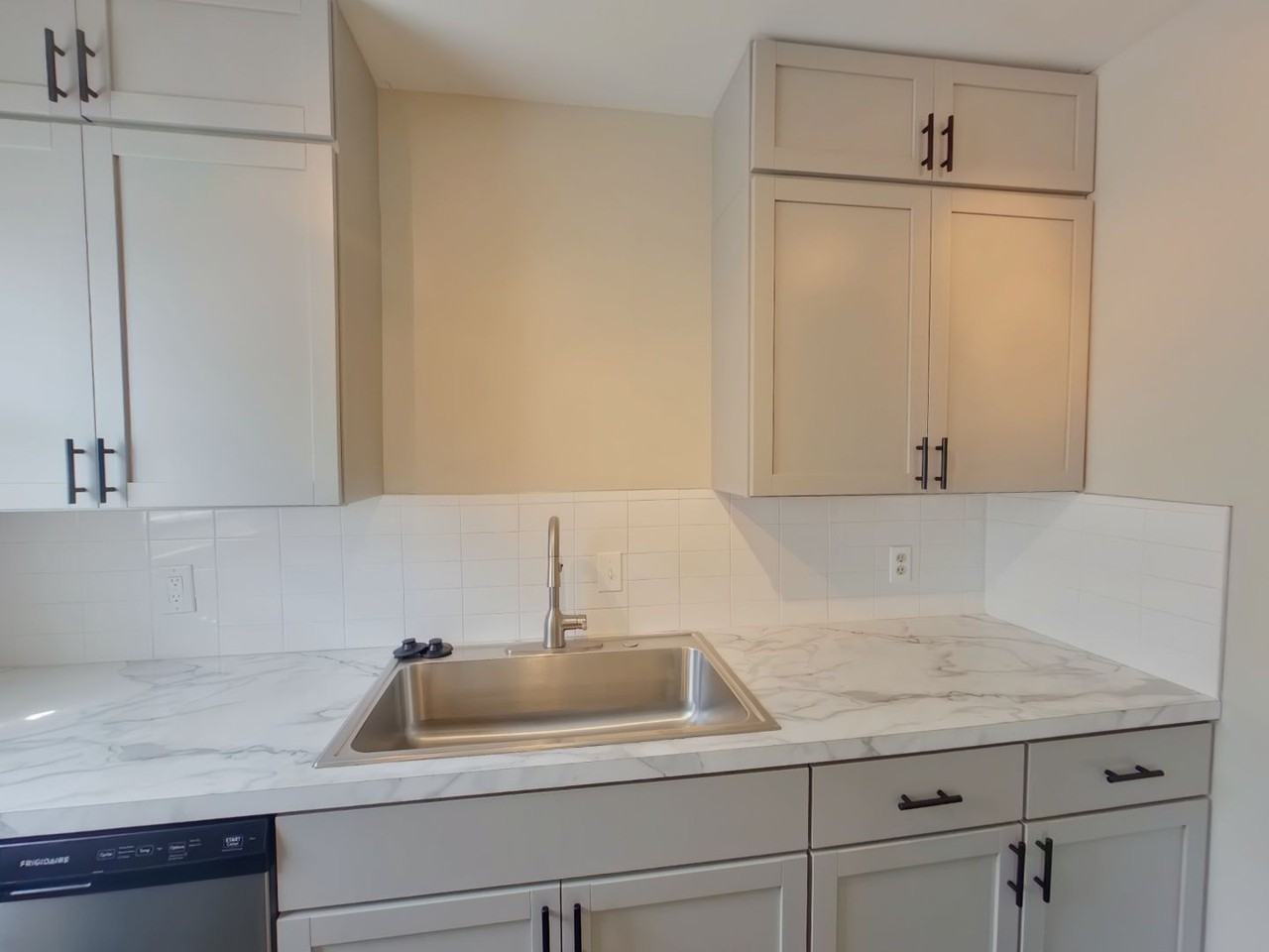 449 Harding St - Photo 5 of 14