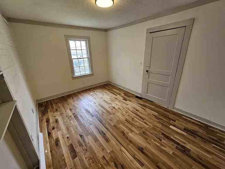 205 King St - Photo 5 of 11