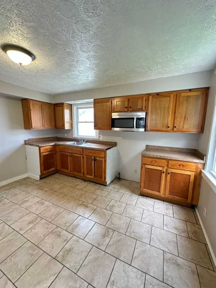 934 W 14th St - Photo 2 of 8