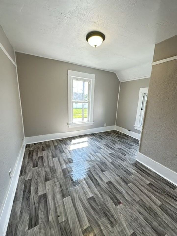 934 W 14th St - Photo 5 of 8