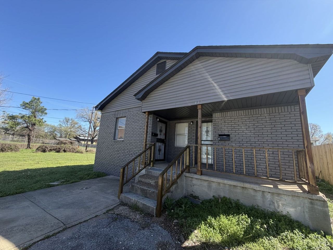 432 N Montgomery St - Photo 2 of 7