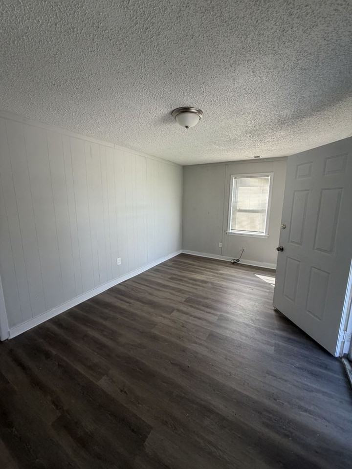 432 N Montgomery St - Photo 3 of 7