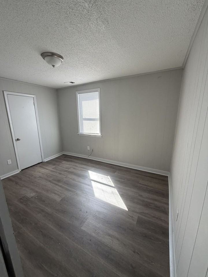 432 N Montgomery St - Photo 6 of 7