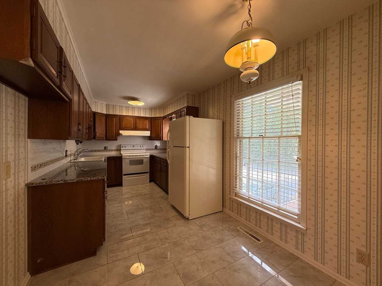 2711 Reynolda Rd - Photo 4 of 16
