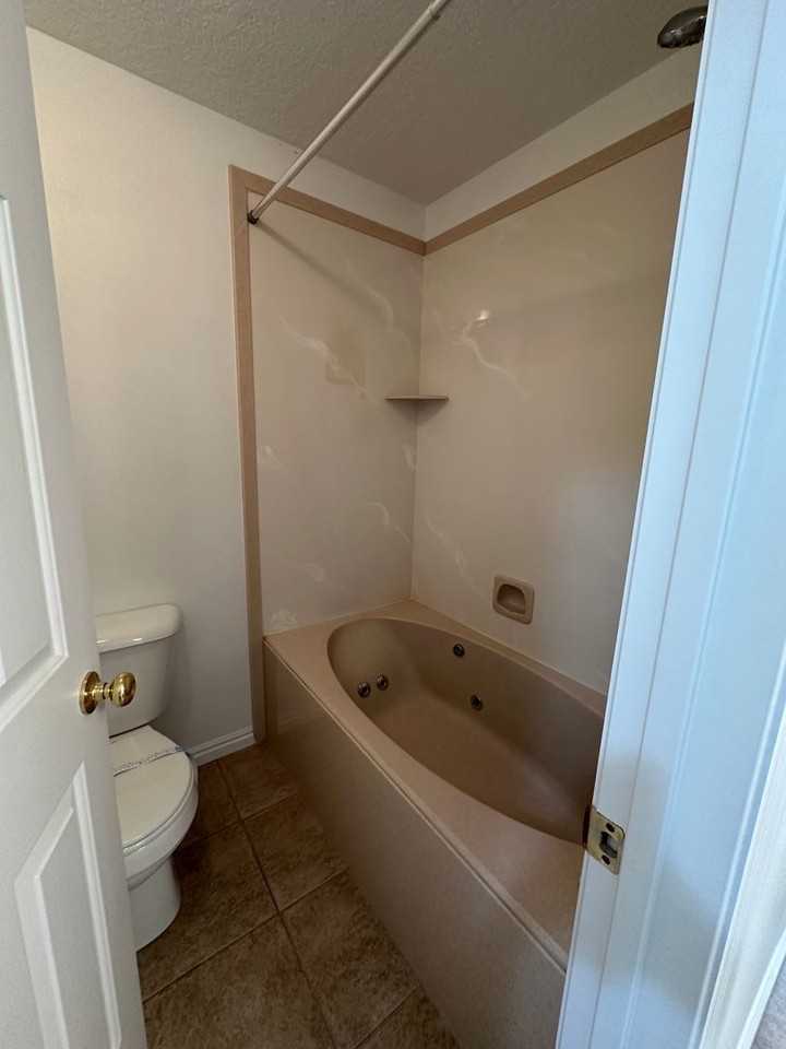 1026 W 1360 S - Photo 4 of 26