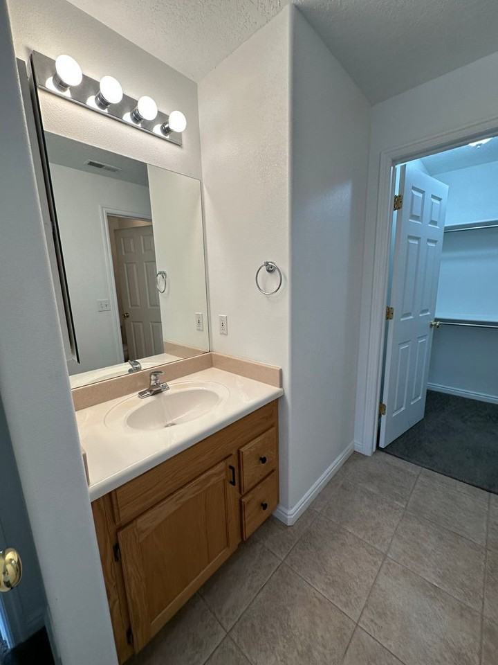 1026 W 1360 S - Photo 5 of 26