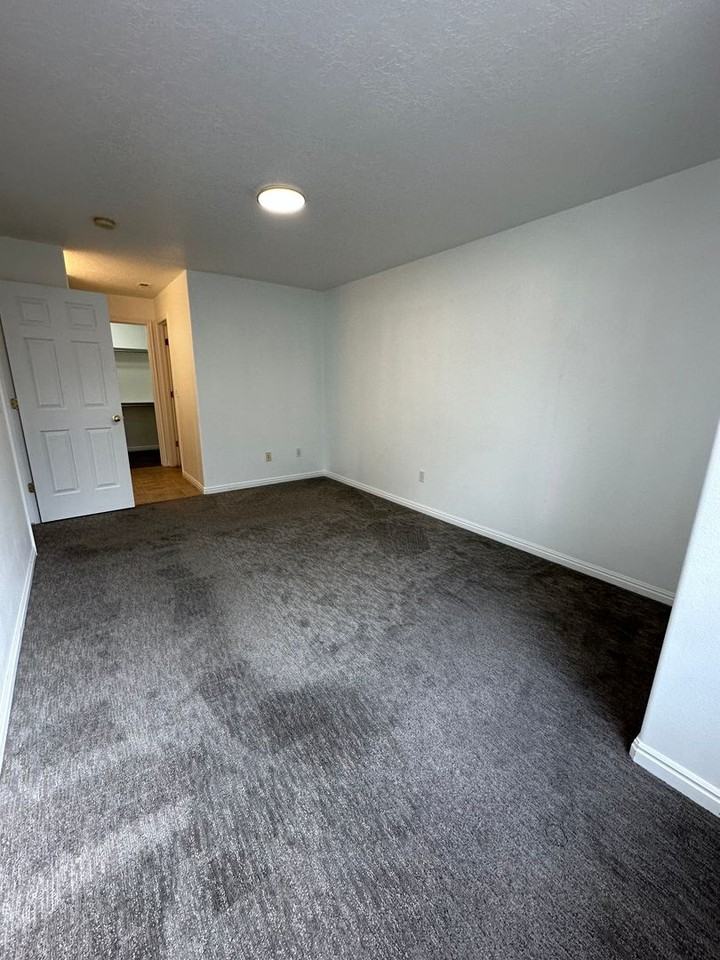 1026 W 1360 S - Photo 6 of 26