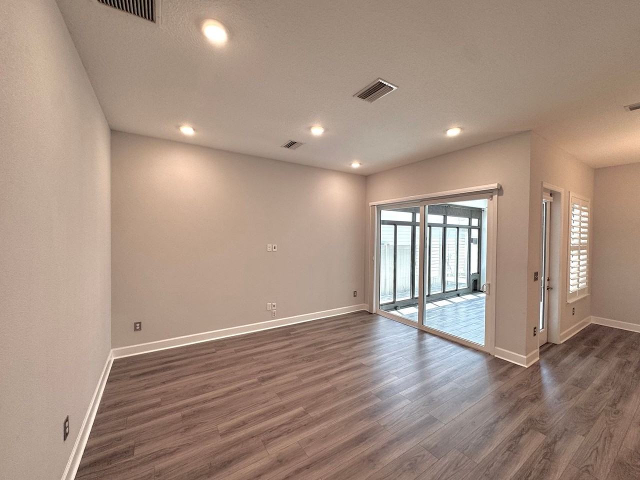 77 Park Center Ave - Photo 3 of 40