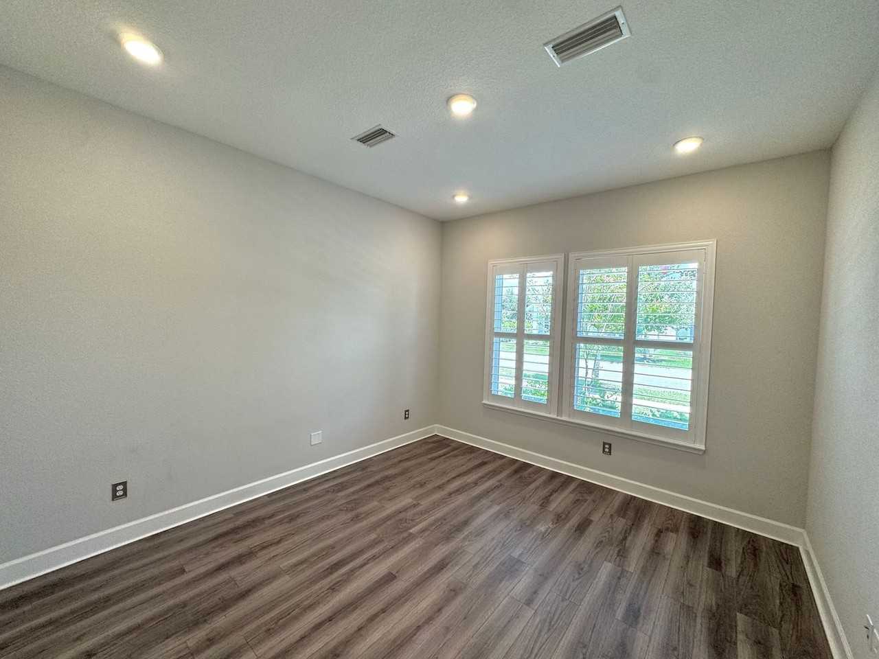77 Park Center Ave - Photo 4 of 40