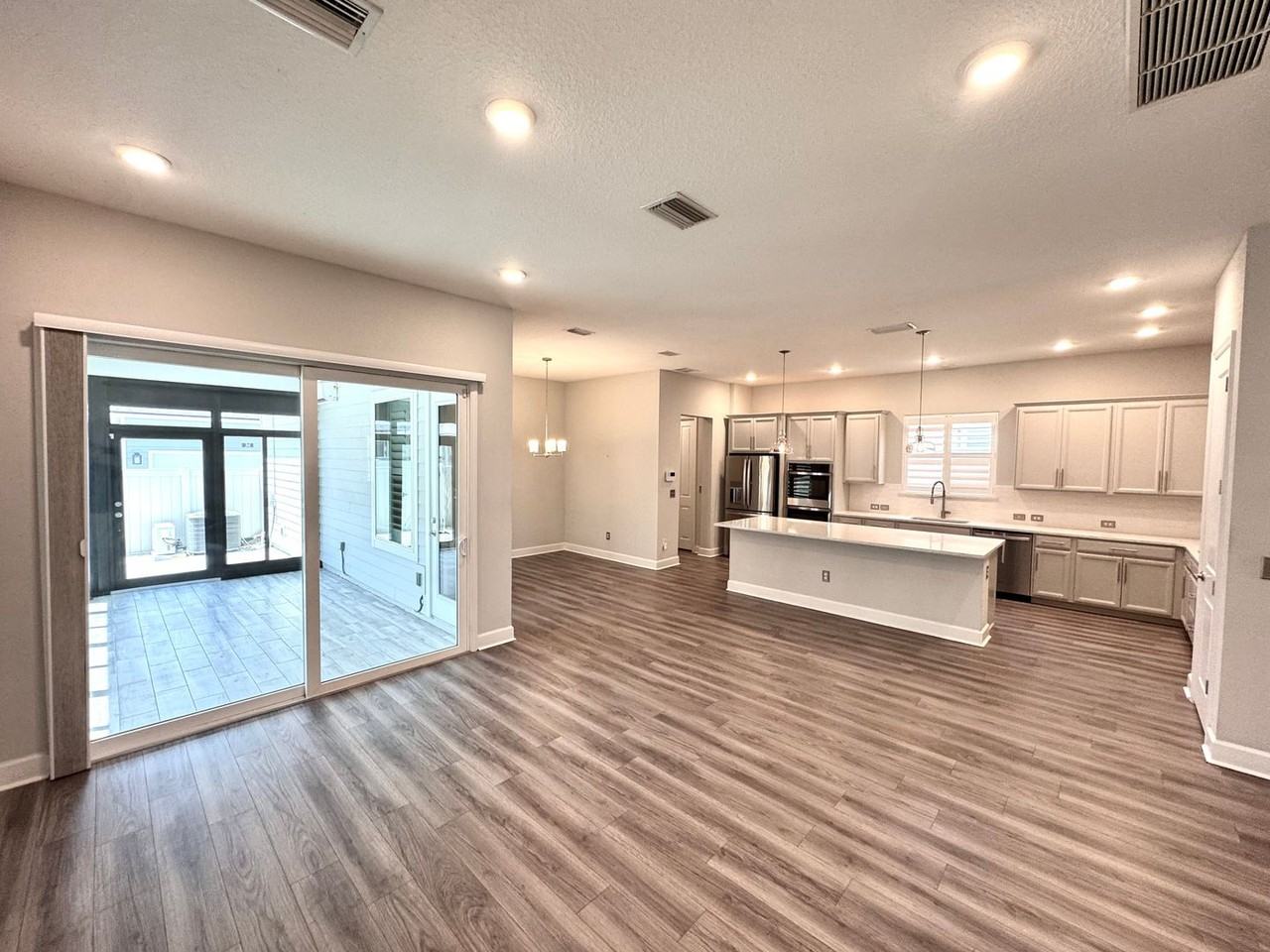 77 Park Center Ave - Photo 7 of 40