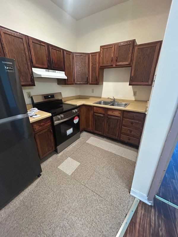 469 Clinton Ave - Photo 4 of 8