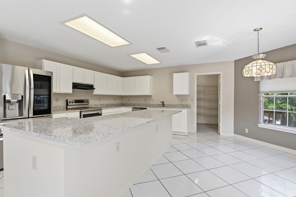 11214 Scarborough Ct - Photo 2 of 8