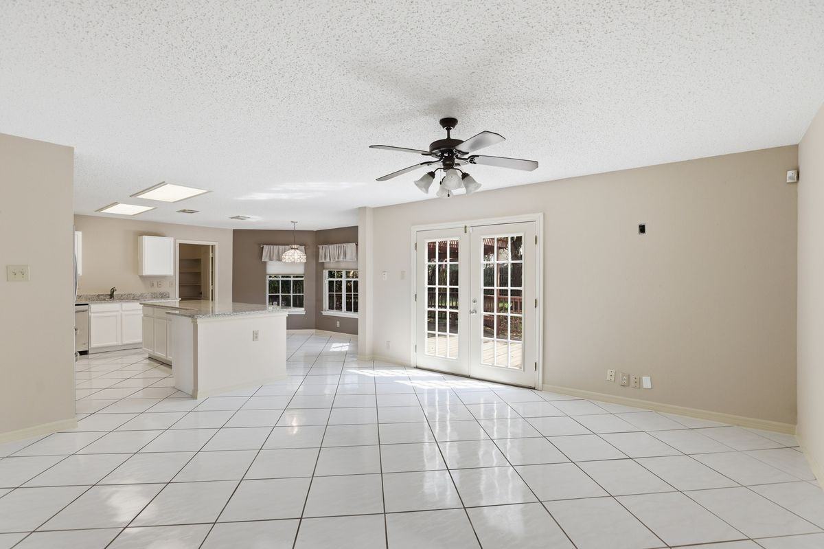 11214 Scarborough Ct - Photo 3 of 8