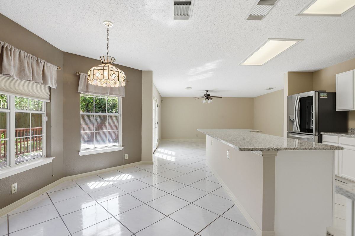 11214 Scarborough Ct - Photo 4 of 8