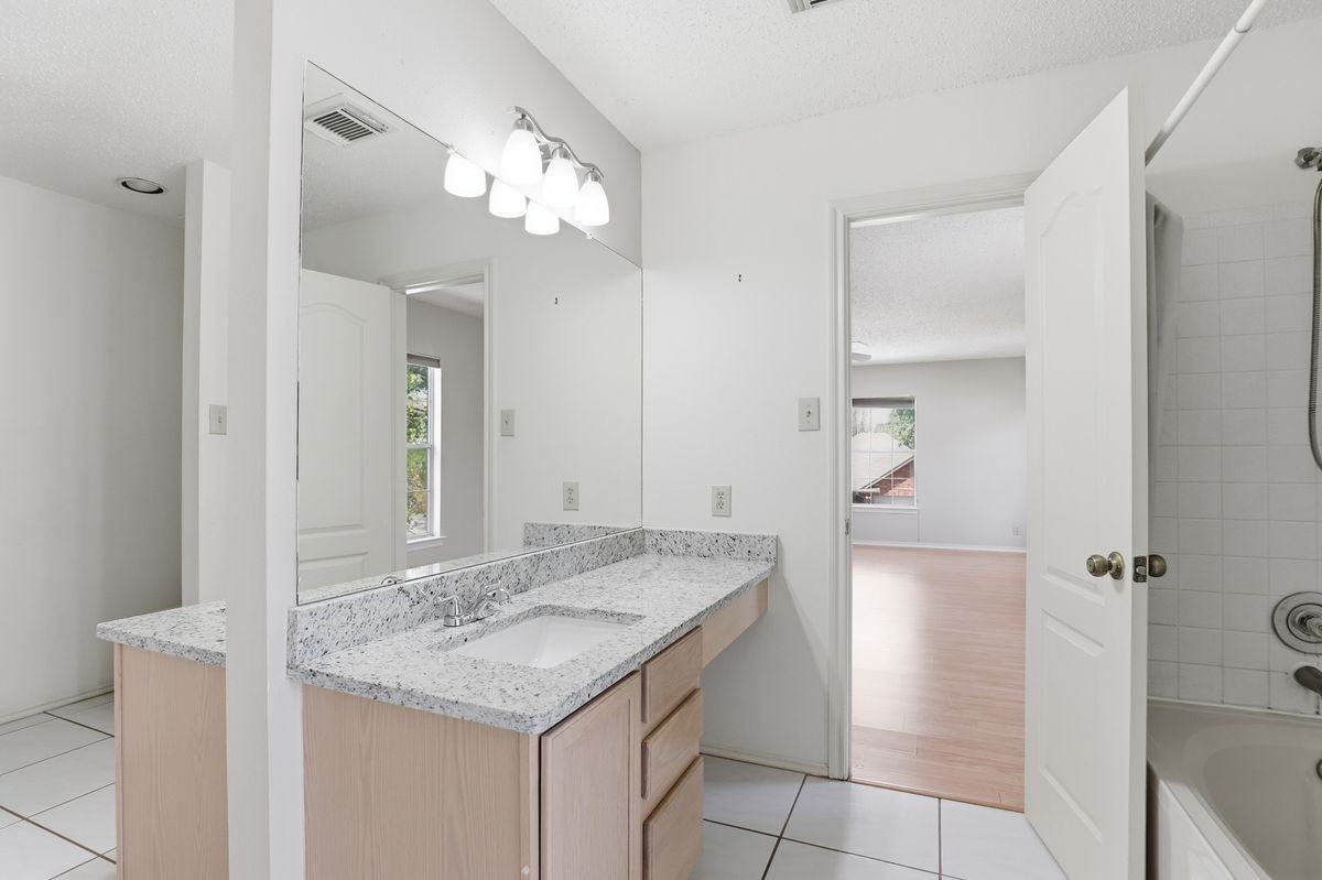 11214 Scarborough Ct - Photo 5 of 8