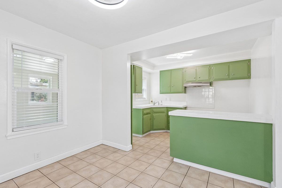 5616 N Gladys Ave - Photo 2 of 28
