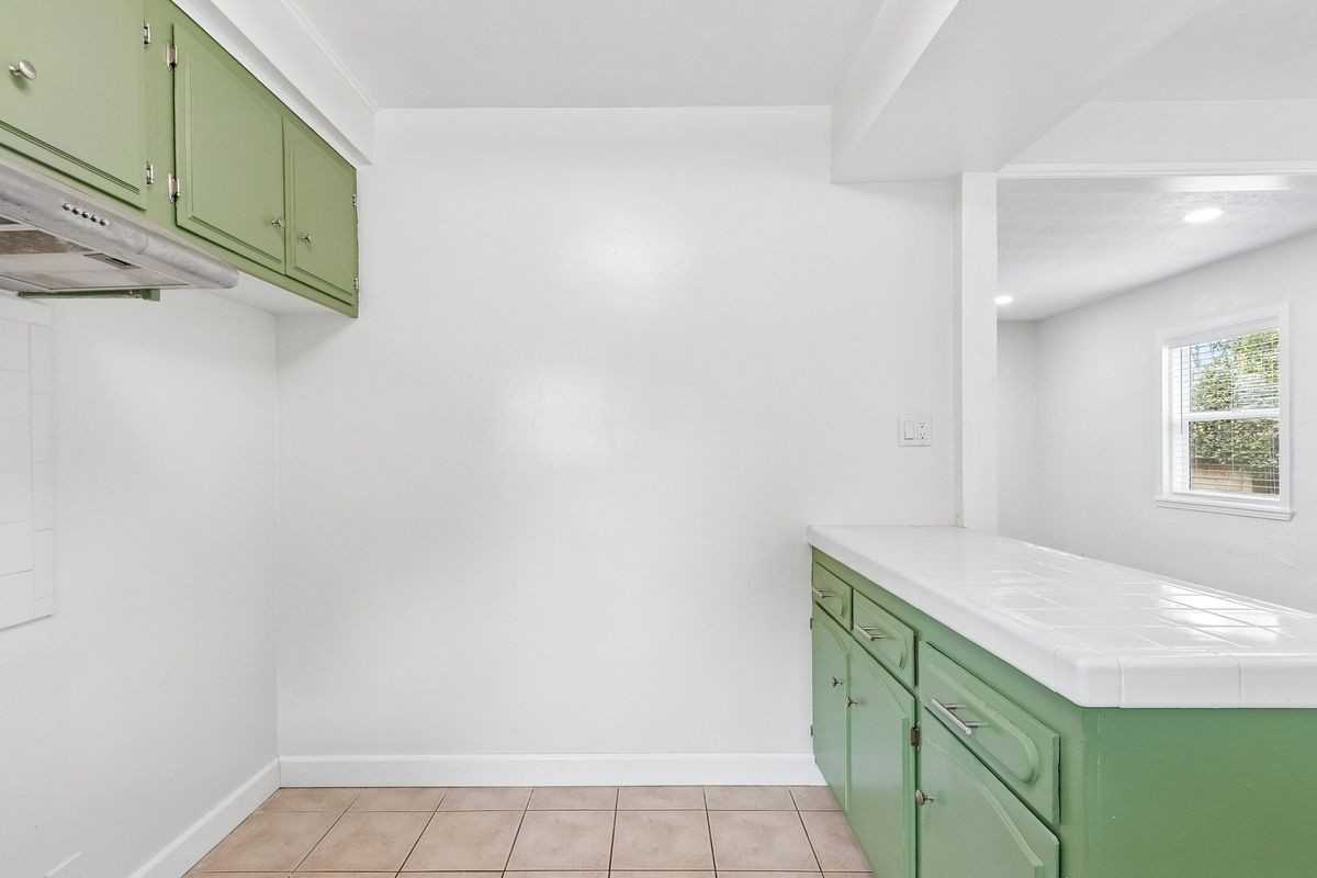 5616 N Gladys Ave - Photo 3 of 28