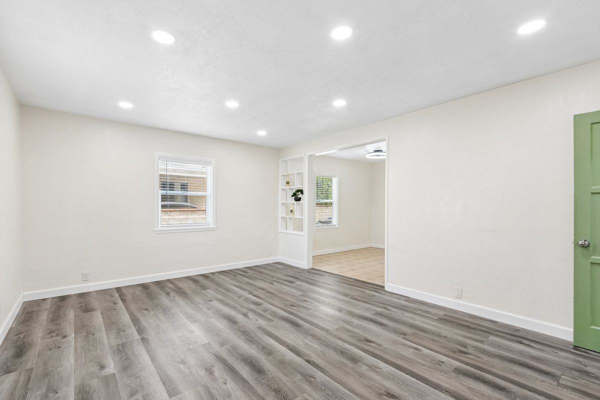 5616 N Gladys Ave - Photo 4 of 28
