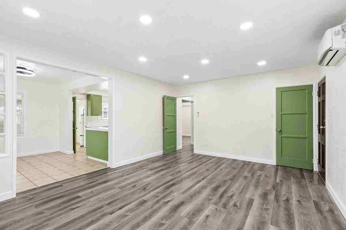 5616 N Gladys Ave - Photo 5 of 28