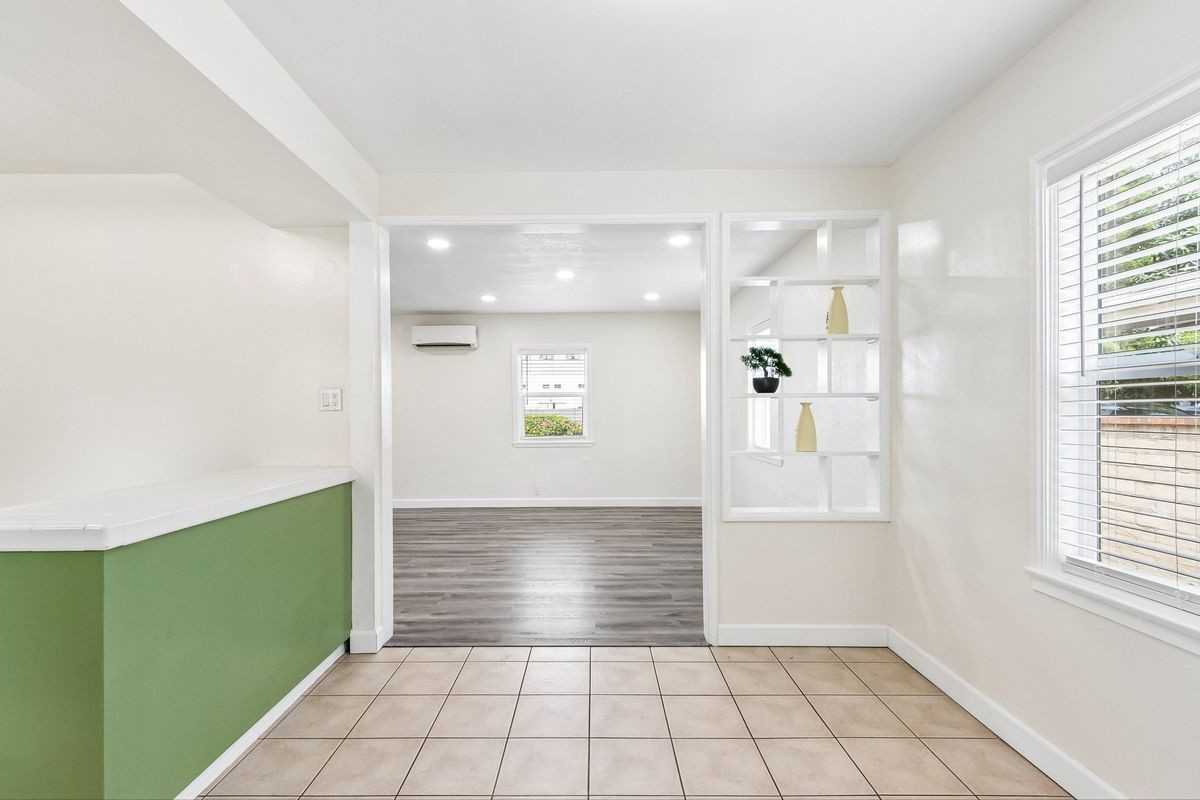 5616 N Gladys Ave - Photo 6 of 28