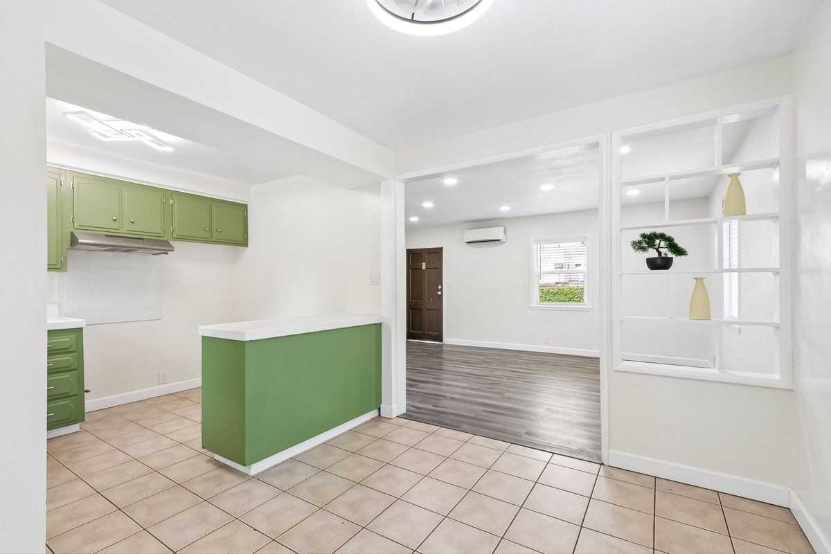 5616 N Gladys Ave - Photo 7 of 28
