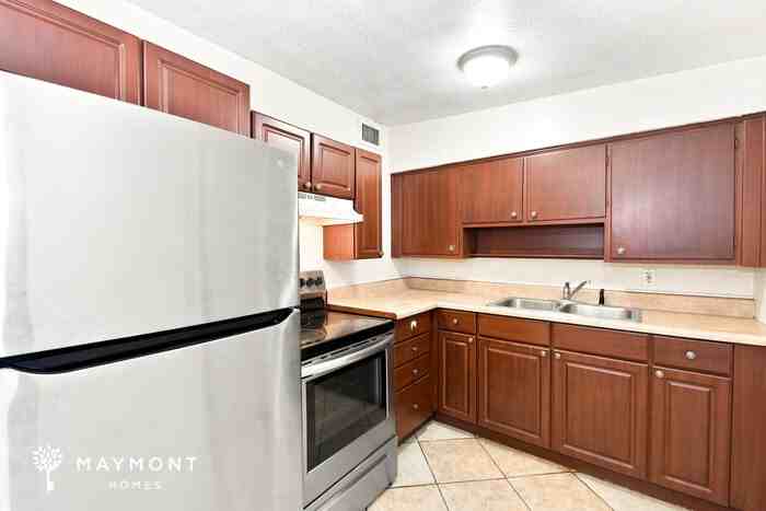1004 Maynard St - Photo 7 of 15