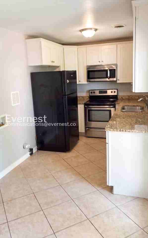 1252 W Moore St - Photo 4 of 15