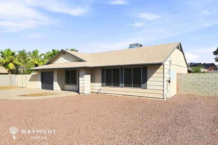 7132 W Mercer Ln - Photo 2 of 3