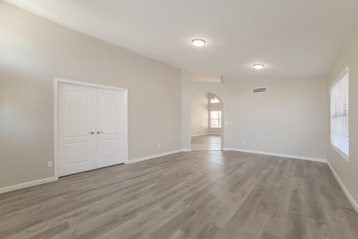9542 W Potter Dr - Photo 4 of 21