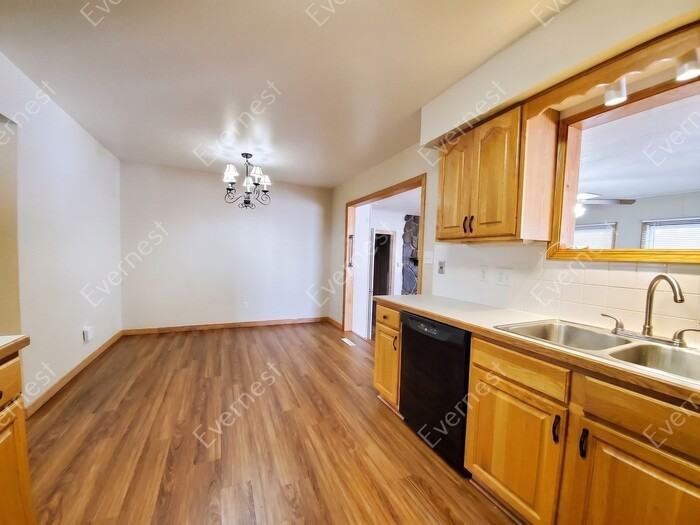 1116 Juniper Ct - Photo 5 of 19