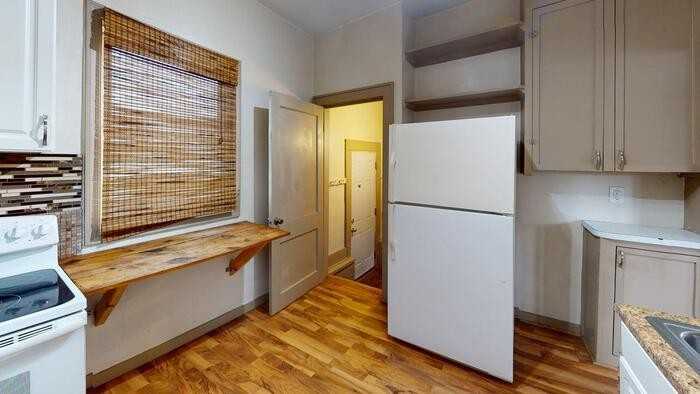 205 3rd Ave Ne - Photo 2 of 8