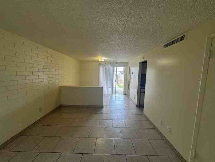 7129 W Wolf St - Photo 4 of 12