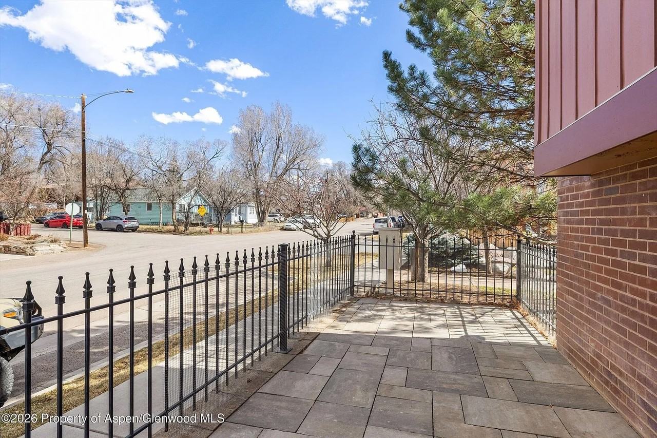 1002 Colorado Ave #NONE - Photo 5 of 43