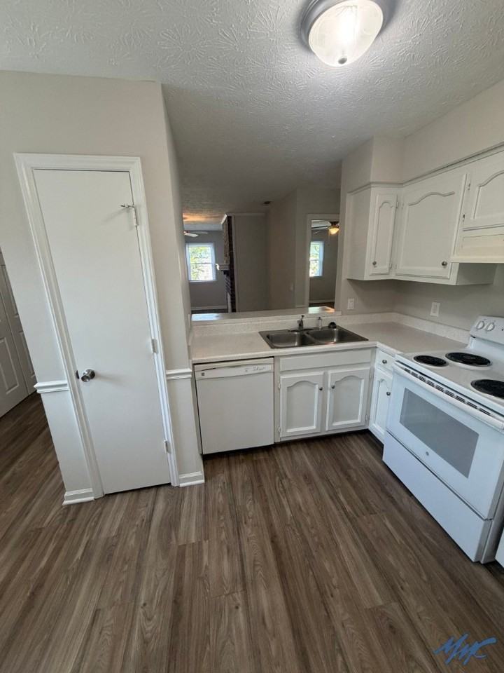 1246 Hamilton Dr - Photo 4 of 15