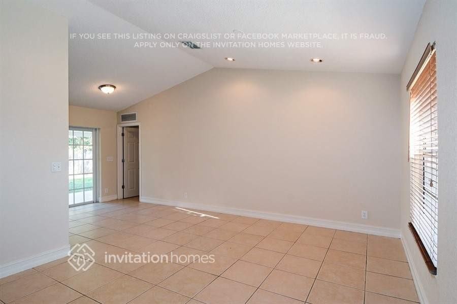 1371 Denlow Ln - Photo 3 of 20