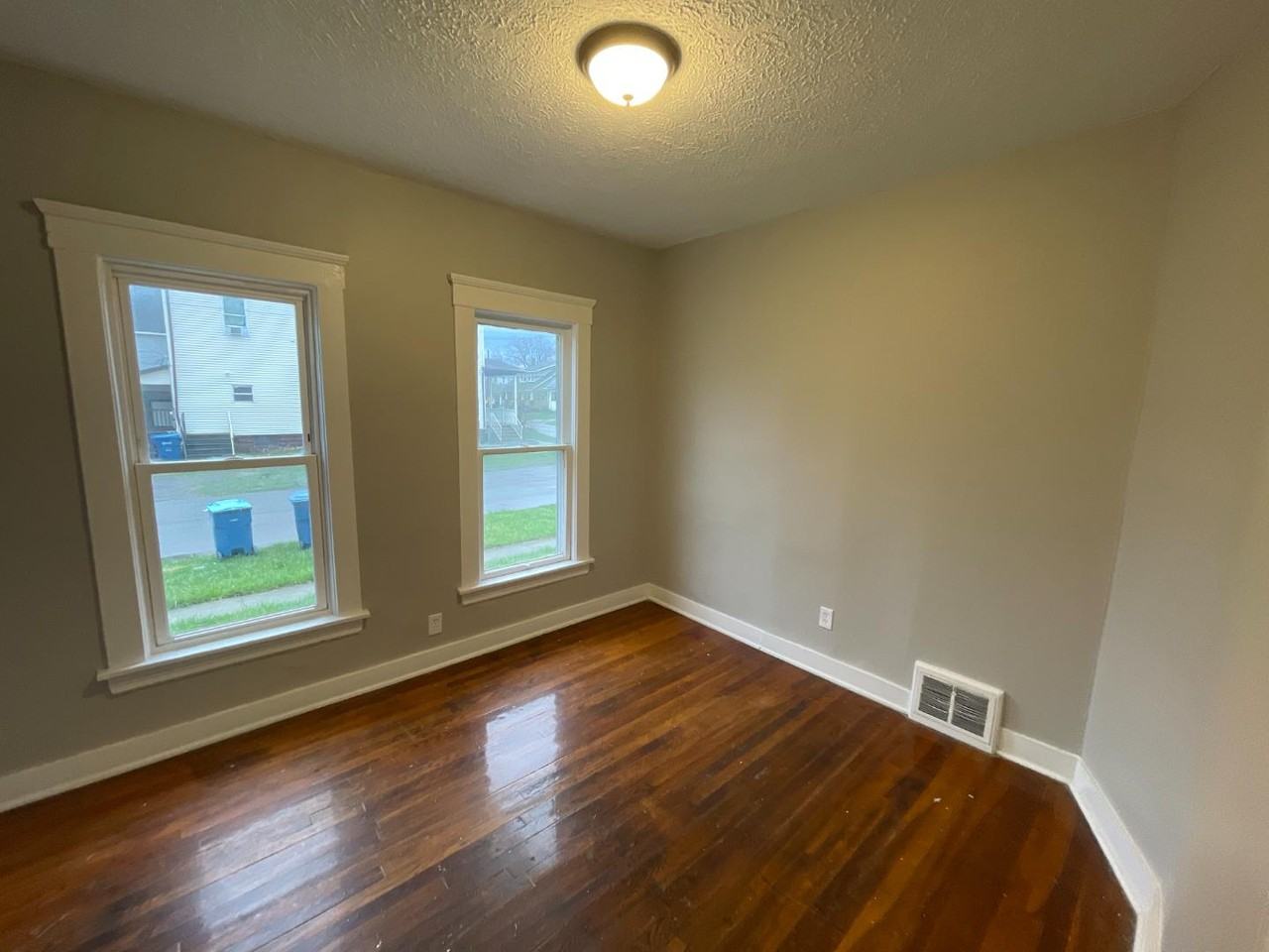 1053 Washington - Photo 2 of 7