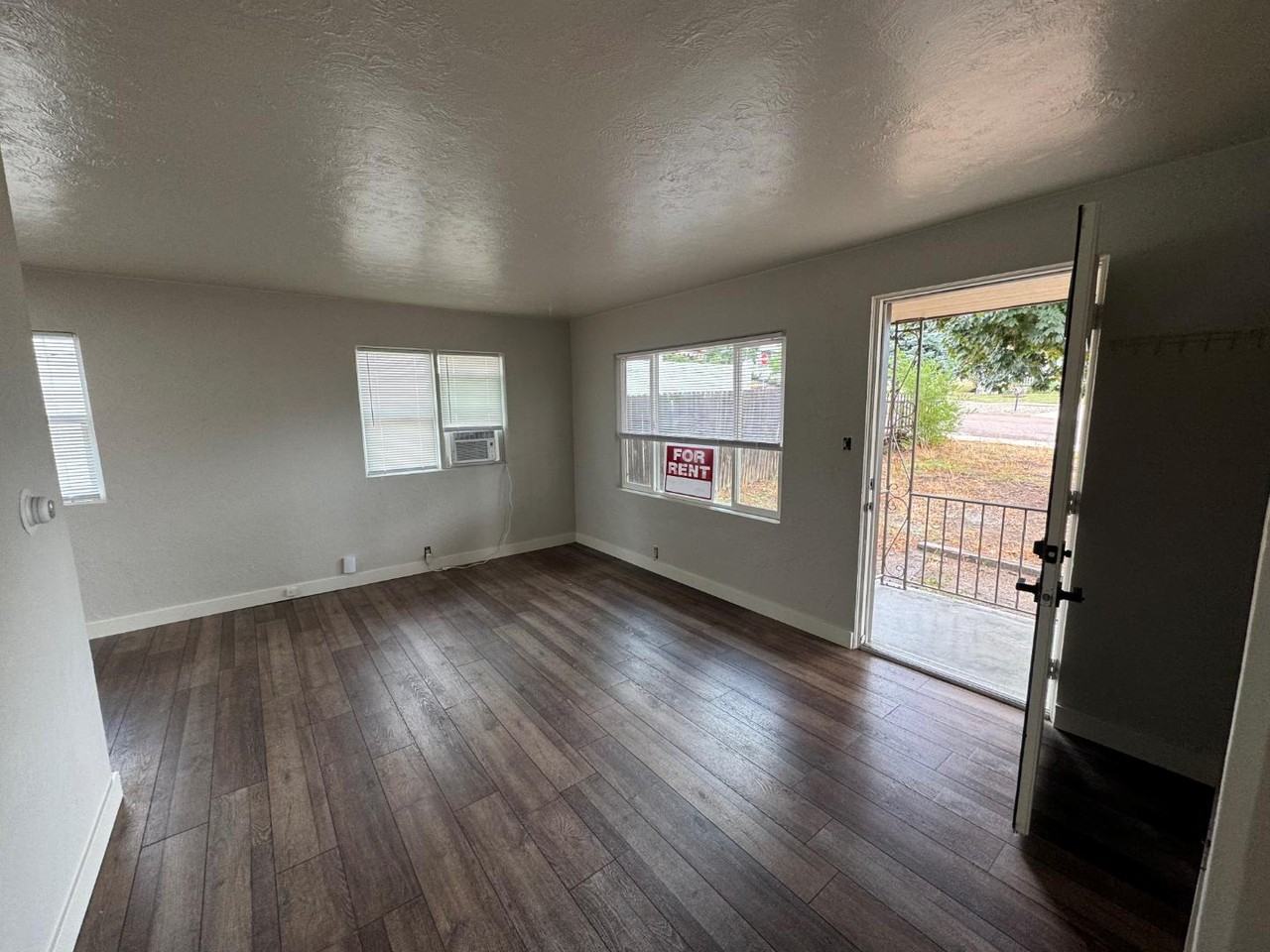 1126 Bonfoy Avenue - Photo 4 of 9
