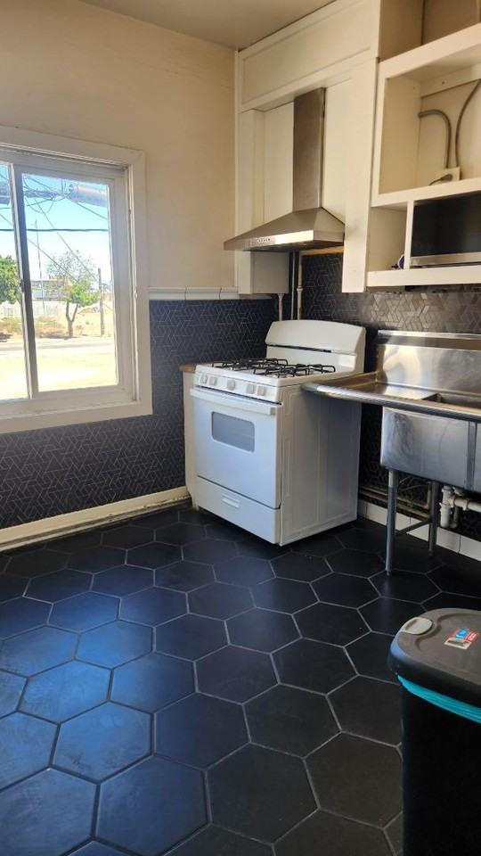 1524 Kern St - Photo 4 of 8