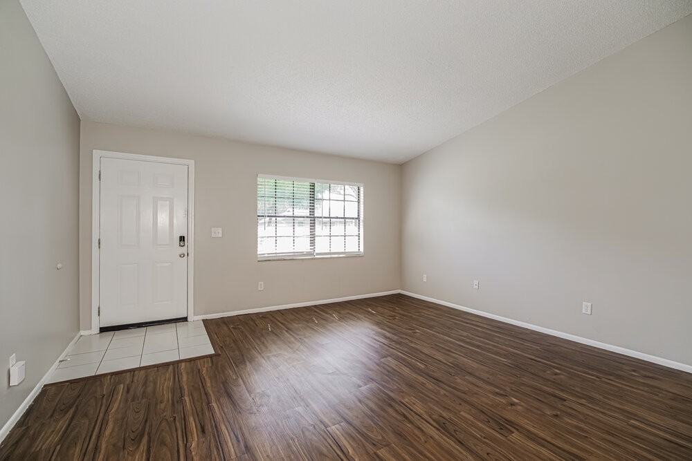 6430 Greenwood Ave - Photo 4 of 16