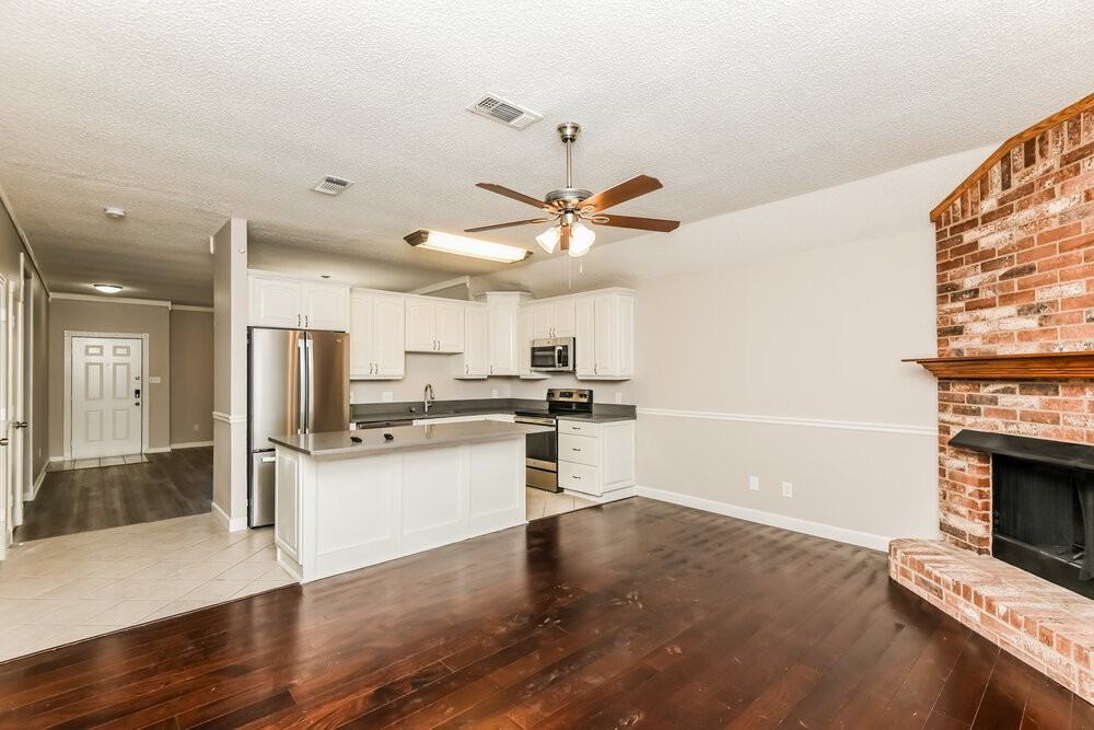 216 Rosewood Ln - Photo 4 of 16