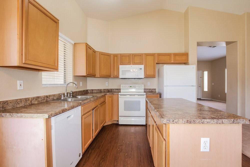 13425 W Gelding Dr - Photo 6 of 16