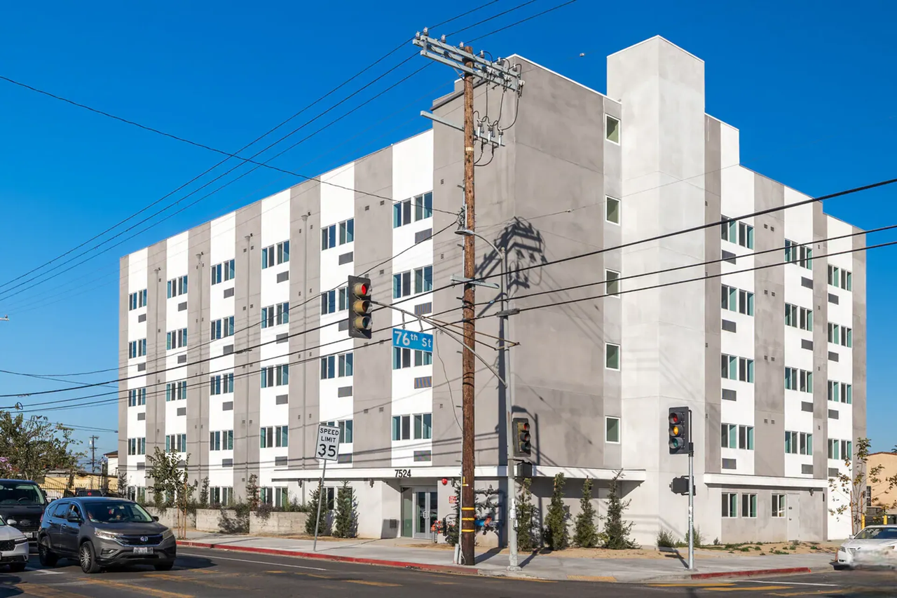 Gorgeous 1 bed/1 bath Apartments ~ LA City Section 8 Voucher Accepted! - Photo 2 of 10