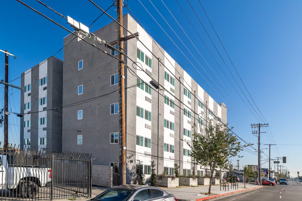 Gorgeous 1 bed/1 bath Apartments ~ LA City Section 8 Voucher Accepted! - Photo 3 of 10