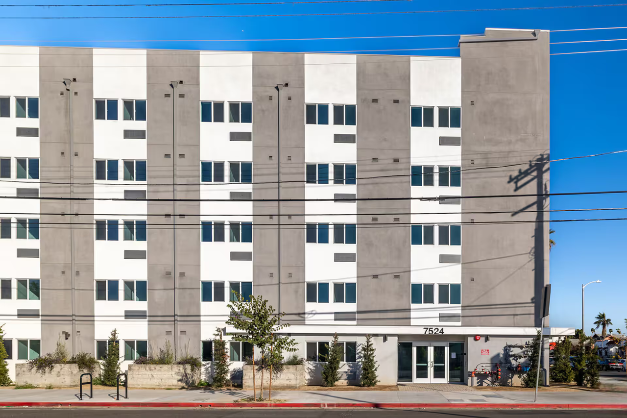 Gorgeous 1 bed/1 bath Apartments ~ LA City Section 8 Voucher Accepted! - Photo 4 of 10