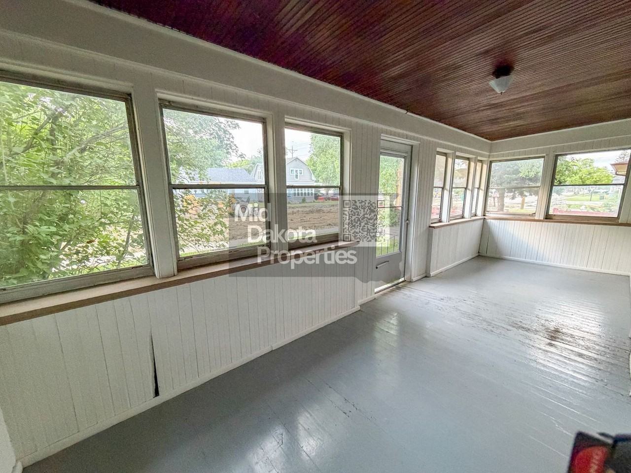 933 E 5th Ave - Photo 3 of 22