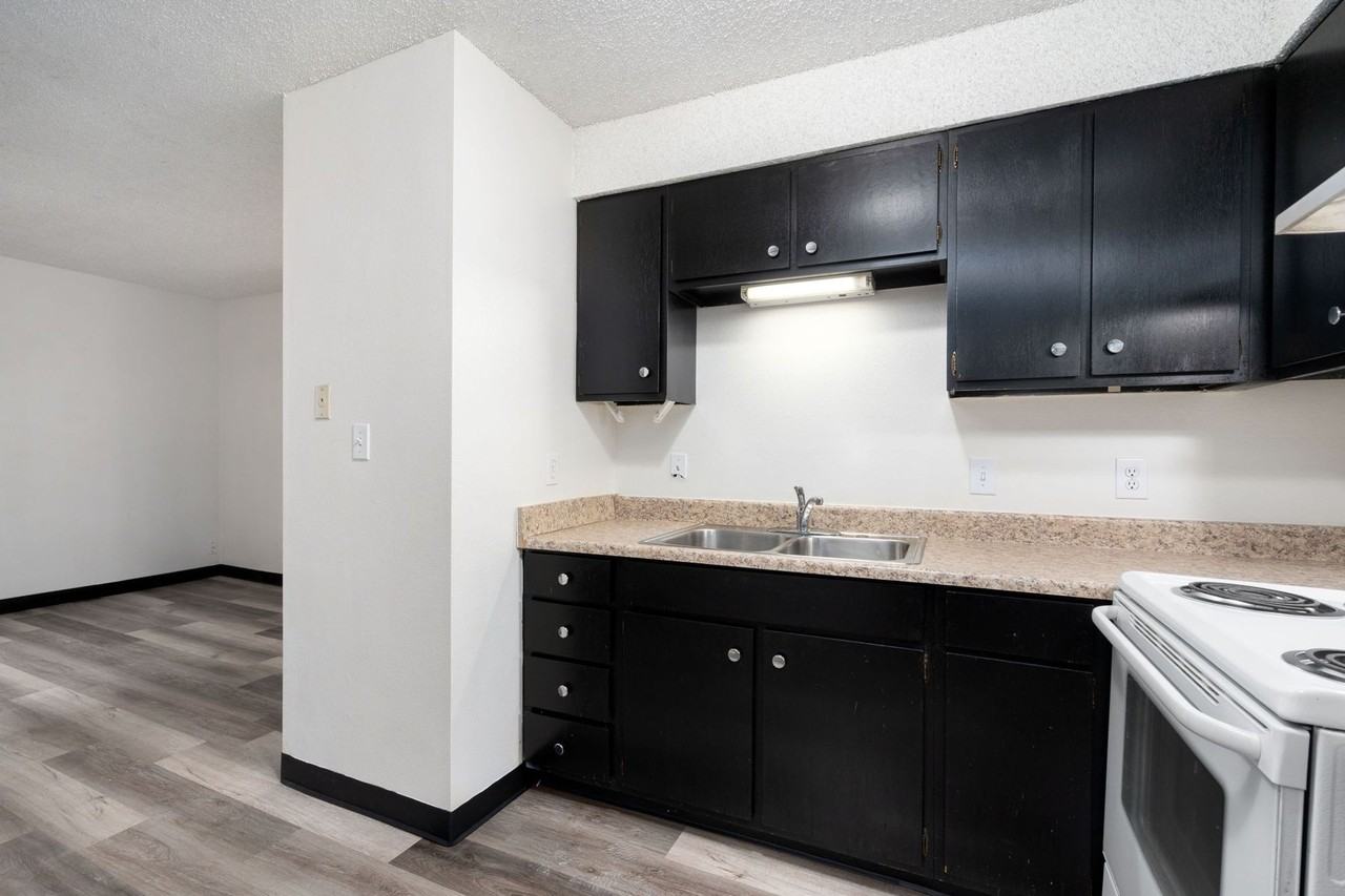 Charming 2 bedroom 1 bath. - Photo 6 of 11