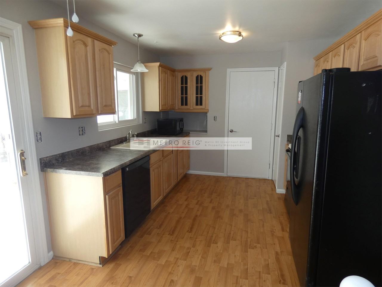 890 Lilac St - Photo 5 of 11