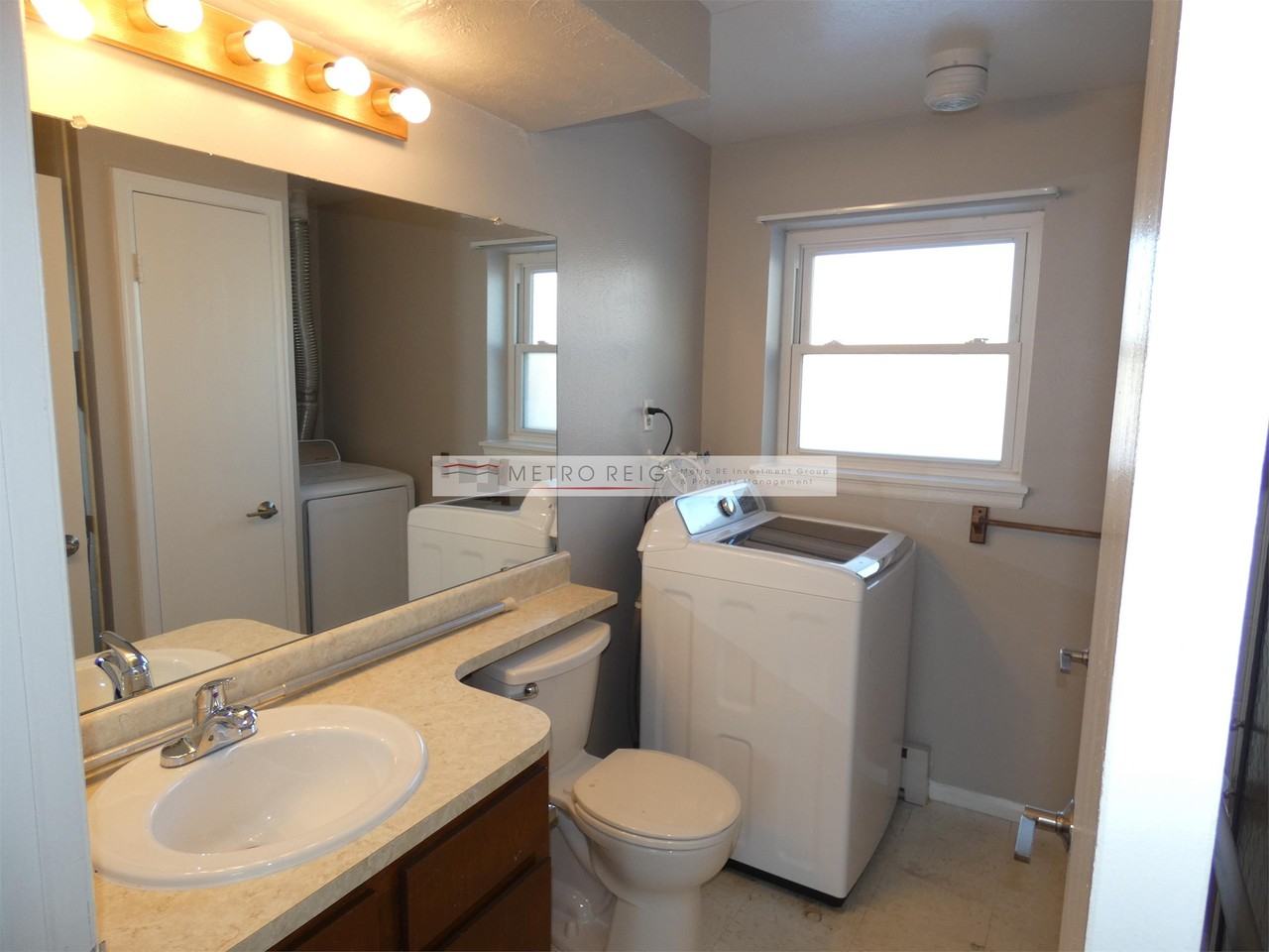 890 Lilac St - Photo 7 of 11