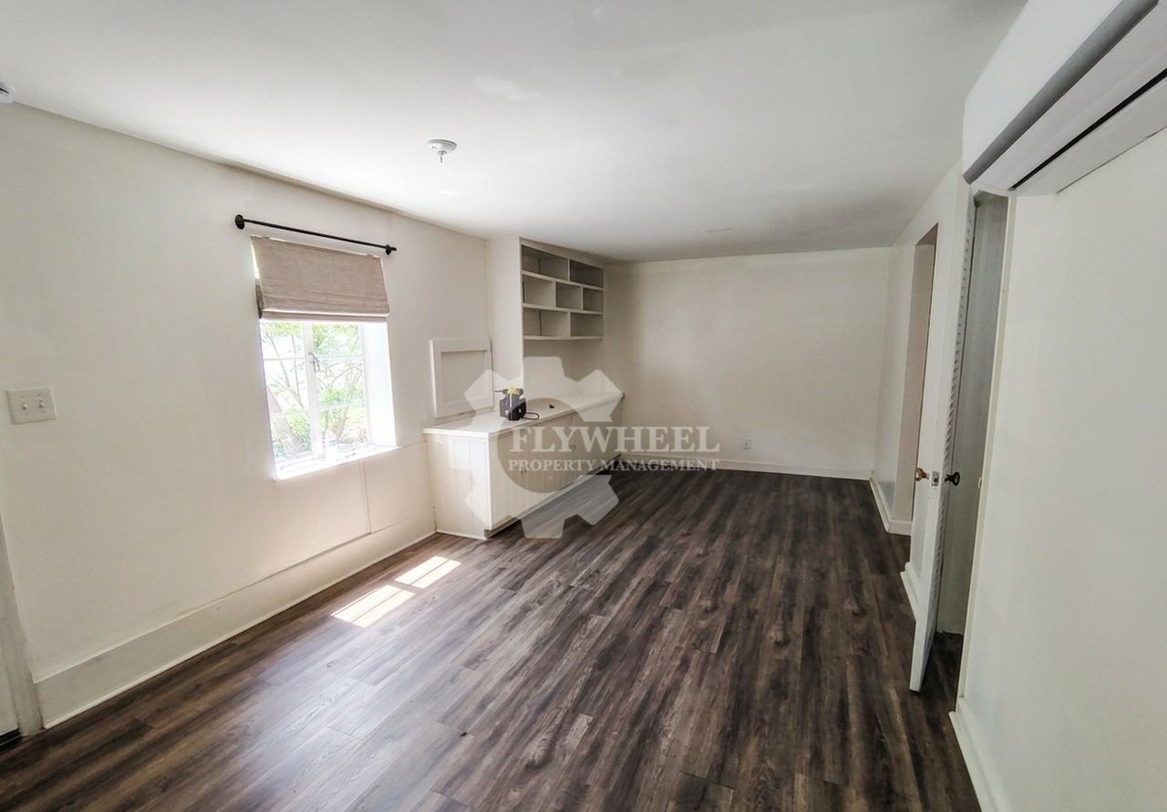 910 S Crest Rd #B - Photo 2 of 12
