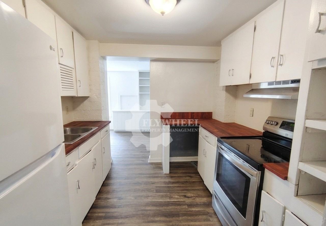 910 S Crest Rd #B - Photo 4 of 12